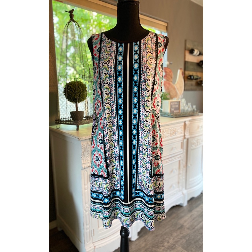 Sleeveless dress with pockets. Size M.